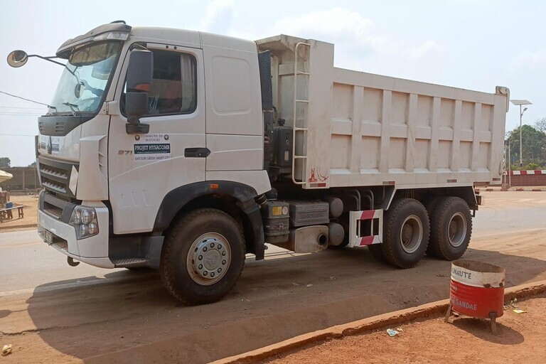 Assainissement : la Commune de Batouri se dote d’une benne neuve pour renforcer la propreté urbaine.