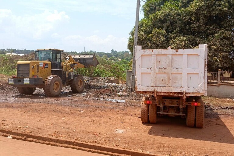 Batouri entre dans une nouvelle ère de salubrité : l’action déterminée du maire Auberlin Mbelessa saluée par tous