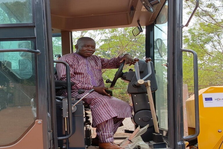 le SYNCOKAD réceptionne sa niveleuse lors d’une cérémonie solennelle présidée par le Gouverneur de la région de l´Est