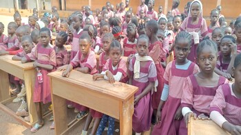 Batouri : Le Maire Auberlin Mbelessa au chevet de l’École Primaire Publique Trypano Groupe 2 A