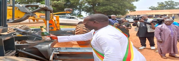 le SYNCOKAD réceptionne sa niveleuse lors d’une cérémonie solennelle présidée par le Gouverneur de la région de l´Est